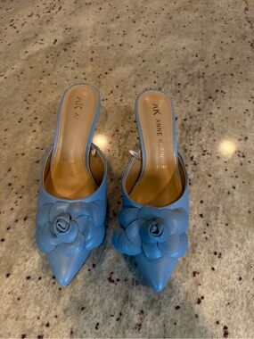 NWOT Anne Klein Light Blue Leather Floral Pointed Mules